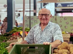 Sprzedawca warzyw - dumny ze swoich produktów