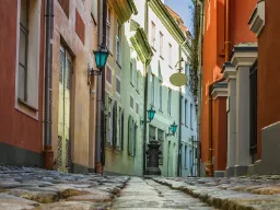 Wąska brukowana uliczka z kolorowymi fasadami w starej Rydze Wąska brukowana uliczka z kolorowymi fasadami w starej Rydze
