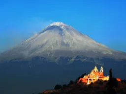 Iglesia de Nuestra Señora de los Remedios z aktywnym wulkanem Popocatépetl w tle Iglesia de Nuestra Señora de los Remedios z aktywnym wulkanem Popocatépetl w tle