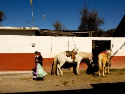Sielska wioska – zwróć uwagę na dziecko na plecach w tzw. rebozo – długim szalu Sielska wioska – zwróć uwagę na dziecko na plecach w tzw. rebozo – długim szalu