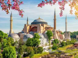 Hagia Sofia w Stambule – ikoniczny budynek, który pełnił rolę kościoła, meczetu i muzeum na przestrzeni dziejów