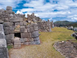 Mury kamienne – bez zaprawy – przy Sacsayhuamán koło Cusco Mury kamienne – bez zaprawy – przy Sacsayhuamán koło Cusco