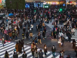 Shibuya Crossing w Tokio, jedno z najbardziej ruchliwych przejść dla pieszych na świecie Shibuya Crossing w Tokio, jedno z najbardziej ruchliwych przejść dla pieszych na świecie