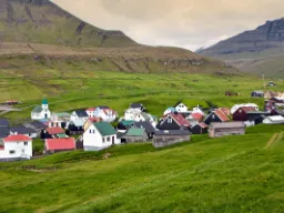 Widok na wioskę Gjógv na wyspie Eysturoy Widok na wioskę Gjógv na wyspie Eysturoy