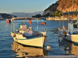 Łodzie zakotwiczone w Tolo Łodzie zakotwiczone w Tolo