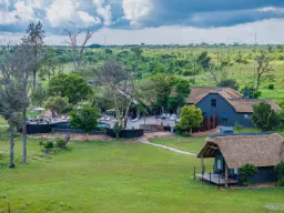 Zdjęcie z drona przedstawiające lodge Zdjęcie z drona przedstawiające lodge