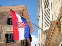 Flaga Chorwacji z pięcioma małymi herbami Flaga Chorwacji z pięcioma małymi herbami