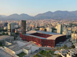 Tirana z czerwoną areną Air Albania Stadium Tirana z czerwoną areną Air Albania Stadium