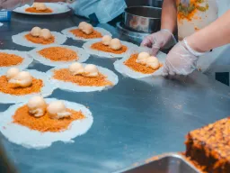 Specjalność Jiufen: Gorący ryż orzechowy z lodami w cieście sajgonnera Specjalność Jiufen: Gorący ryż orzechowy z lodami w cieście sajgonnera