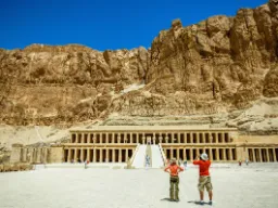 Świątynia grobowa Hatszepsut zbudowana tarasowo, z kolumnadami na każdym poziomie, wykuta w skale Świątynia grobowa Hatszepsut zbudowana tarasowo, z kolumnadami na każdym poziomie, wykuta w skale