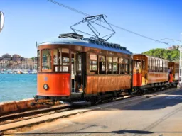 Klasyczny tramwaj kursuje między Sóller a Port de Sóller Klasyczny tramwaj kursuje między Sóller a Port de Sóller