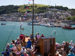 Rejs po rzece Dart w Dartmouth – malowniczy rejs z widokiem na port, wzgórza i historyczne domy miasta Rejs po rzece Dart w Dartmouth – malowniczy rejs z widokiem na port, wzgórza i historyczne domy miasta