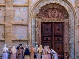 Zakonnice przed drzwiami kościoła w Asyżu Zakonnice przed drzwiami kościoła w Asyżu