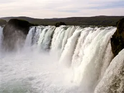 W Goðafoss (Wodospad Bogów) około 500 m³ wody na sekundę spada z krawędzi. W Goðafoss (Wodospad Bogów) około 500 m³ wody na sekundę spada z krawędzi.