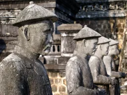 Duże kamienne figury przy mauzoleum cesarza Khai Dihna - Hué