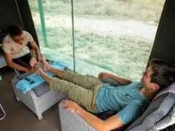 Stopy otrzymują czułą opiekę