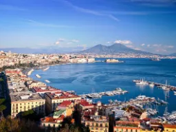 Zatoka Neapolitańska z Wezuwiuszem na horyzoncie Zatoka Neapolitańska z Wezuwiuszem na horyzoncie