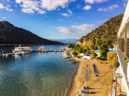 Wszystko emanuje spokojem i ciszą w małej wiosce rybackiej Tolo Wszystko emanuje spokojem i ciszą w małej wiosce rybackiej Tolo