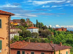 Montecatini Alto z historycznymi domami i zielonym otoczeniem