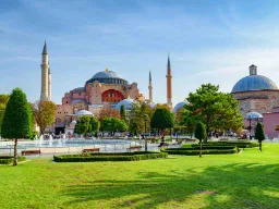 Hagia Sophia – ponadczasowa ikona Stambułu, gdzie wschód i zachód, chrześcijaństwo i islam spotykają się pod jedną kopułą