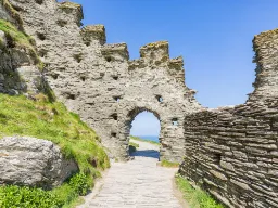 Tintagel Castle – brama ruin z widokiem na morze Tintagel Castle – brama ruin z widokiem na morze
