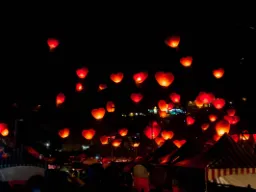 Festiwal Lampionów Pingxi – gdzie zapisuje się życzenia na lampionach, zanim je wypuści. Festiwal Lampionów Pingxi – gdzie zapisuje się życzenia na lampionach, zanim je wypuści.