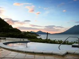 Jacuzzi z gorącą wodą i wulkanami w tle Jacuzzi z gorącą wodą i wulkanami w tle