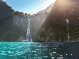 Stirling Falls w Milford Sound jest dwa razy wyższy niż Wodospad Niagara Stirling Falls w Milford Sound jest dwa razy wyższy niż Wodospad Niagara