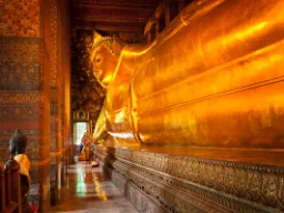 Ikoniczny leżący Budda w Wat Pho Ikoniczny leżący Budda w Wat Pho