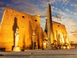 Świątynia w Luksorze znajduje się w centrum miasta – wszystkie posągi przedstawiają Ramzesa II Świątynia w Luksorze znajduje się w centrum miasta – wszystkie posągi przedstawiają Ramzesa II