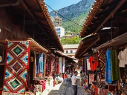 Bazar w Kruji, Albania – dywany, rękodzieło i pamiątki Bazar w Kruji, Albania – dywany, rękodzieło i pamiątki