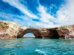 Formacje skalne przy Wyspach Ballestas u wybrzeży Peru, znane z bogatego życia zwierzęcego – często nazywane „peruwiańskimi Galapagos” Formacje skalne przy Wyspach Ballestas u wybrzeży Peru, znane z bogatego życia zwierzęcego – często nazywane „peruwiańskimi Galapagos”