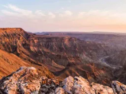 Fish River Canyon powstawał przez ok. 500 mln lat, podczas gdy Grand Canyon ma około 5–6 mln lat