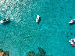 Słońce i turkusowa woda