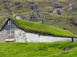 Dom z trawiastym dachem na największej wyspie Wysp Owczych, Streymoy Dom z trawiastym dachem na największej wyspie Wysp Owczych, Streymoy