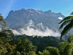 Mount Kinabalu majestatycznie wznosi się nad bujnym tropikalnym lasem deszczowym Borneo