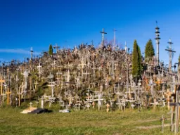 Góra Krzyży (Kryžių Kalnas) niedaleko Šiauliai na Litwie – miejsce pielgrzymkowe pokryte tysiącami krzyży jako symbol wiary i nadziei Góra Krzyży (Kryžių Kalnas) niedaleko Šiauliai na Litwie – miejsce pielgrzymkowe pokryte tysiącami krzyży jako symbol wiary i nadziei