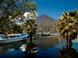 Łodzie turystyczne czekają przy brzegu jeziora Atitlán Łodzie turystyczne czekają przy brzegu jeziora Atitlán