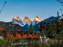 Widok na szczyty Three Sisters z okolic Policeman’s Creek Boardwalk w Canmore Widok na szczyty Three Sisters z okolic Policeman’s Creek Boardwalk w Canmore