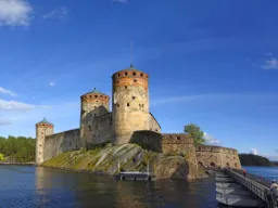 Średniowieczny zamek Olavinlinna (Olofsborg) znajduje się na małej wyspie otoczonej wodą i został zbudowany w 1475 roku Średniowieczny zamek Olavinlinna (Olofsborg) znajduje się na małej wyspie otoczonej wodą i został zbudowany w 1475 roku