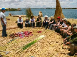 Grupa studencka na pływających wyspach na jeziorze Titicaca Grupa studencka na pływających wyspach na jeziorze Titicaca