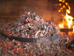 PEKA – mięso i warzywa pieczone w płaskim, okrągłym naczyniu na żarzącym się węglu z pokrywką PEKA – mięso i warzywa pieczone w płaskim, okrągłym naczyniu na żarzącym się węglu z pokrywką