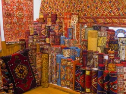 Tradycyjne, kolorowe tureckie dywany i kilimy