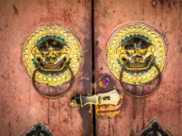 Ozdobne klamki w kształcie głów lwów – tradycyjny symbol ochrony w chińskiej i mongolskiej architekturze
