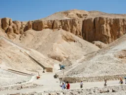 Dolina Królów, gdzie grobowce są wykute bezpośrednio w skałach Dolina Królów, gdzie grobowce są wykute bezpośrednio w skałach