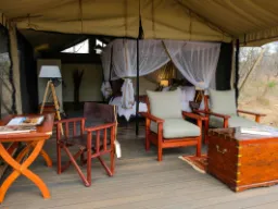 Wnętrze namiotu w Mantobeni Wnętrze namiotu w Mantobeni