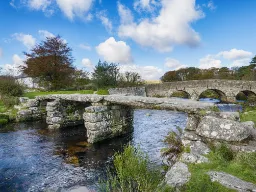 Mosty w Postbridge, Dartmoor – średniowieczny Clapper Bridge i kamienny most z XVIII wieku Mosty w Postbridge, Dartmoor – średniowieczny Clapper Bridge i kamienny most z XVIII wieku