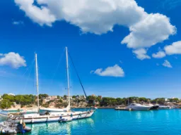 Marina w Porto Cristo znajduje się w pobliżu Jaskiń Smoczych na wschodnim wybrzeżu Marina w Porto Cristo znajduje się w pobliżu Jaskiń Smoczych na wschodnim wybrzeżu