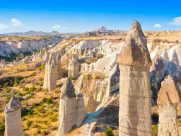 Fairy chimneys w Kapadocji koło Göreme w Turcji – unikalny krajobraz ukształtowany przez wiatr i wodę przez tysiące lat