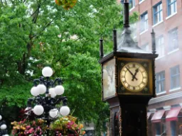 Zegar parowy w dzielnicy Gastown w Vancouver działa dzięki podziemnemu systemowi parowemu i gwiżdże co kwadrans Zegar parowy w dzielnicy Gastown w Vancouver działa dzięki podziemnemu systemowi parowemu i gwiżdże co kwadrans